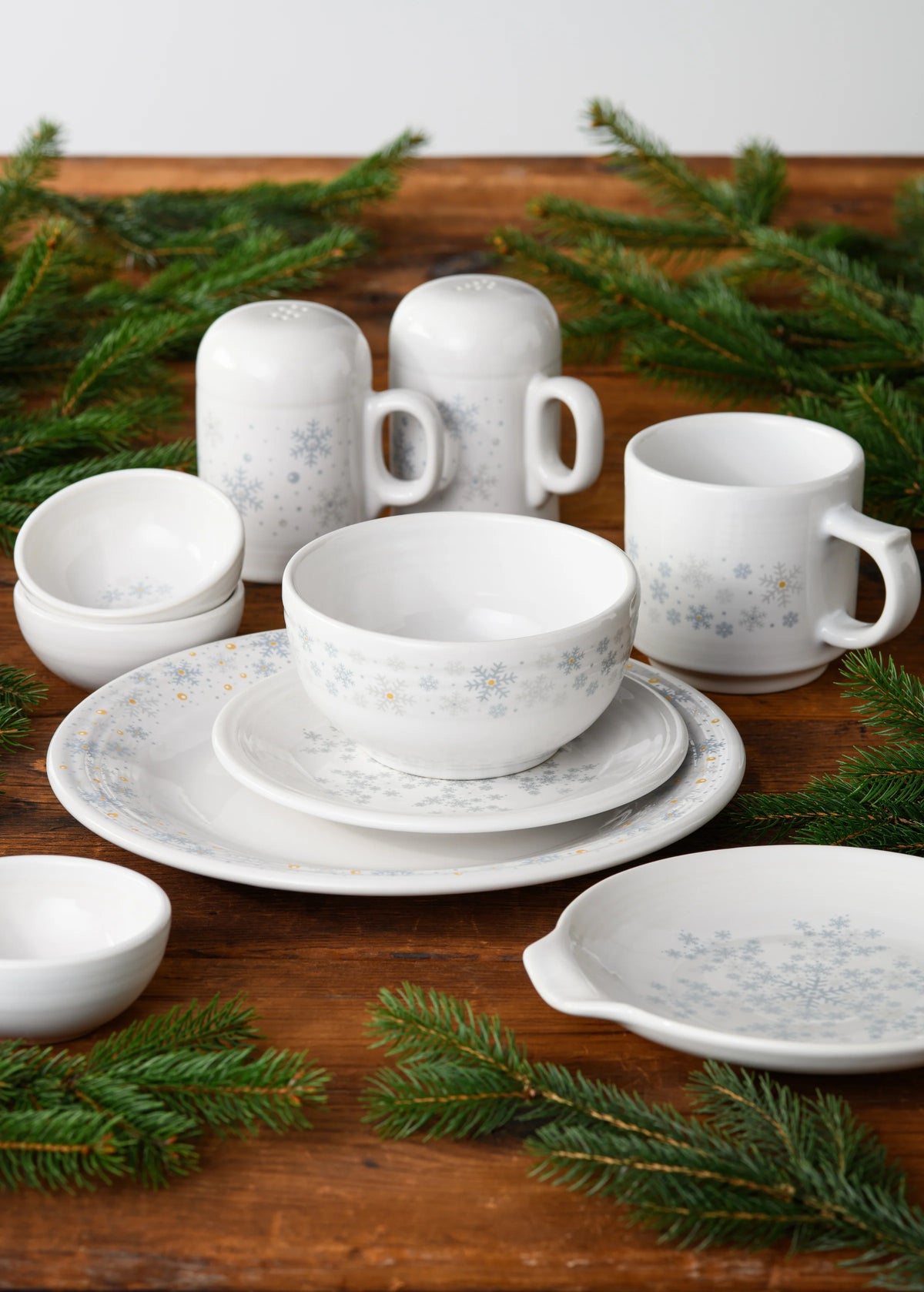White Snowflake Classic Rim 10 1/2 Inch Dinner Plate